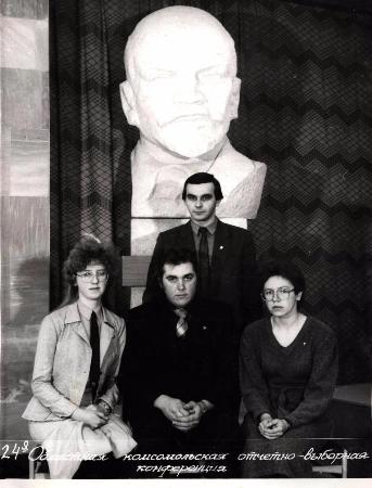 Слева – Егонина Р. Стоит – 1 секретарь Усть-Таркского РК ВЛКСМ Безрядин С.