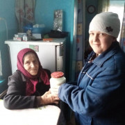 Александра Клеймёнова с благодарностью и уважением передает молочную продукцию  Юриной Галине Ивановне